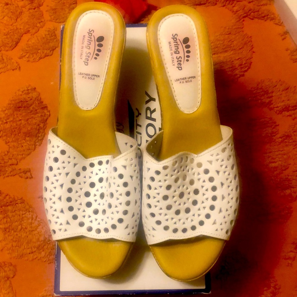 Women Sandals from Spring Step size 9.5 medium with leather upper made in Italy.